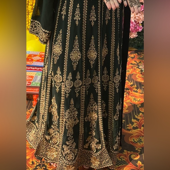 Salwar Kameez Dark Green and Gold Embroidered Dress - Picture 3 of 6